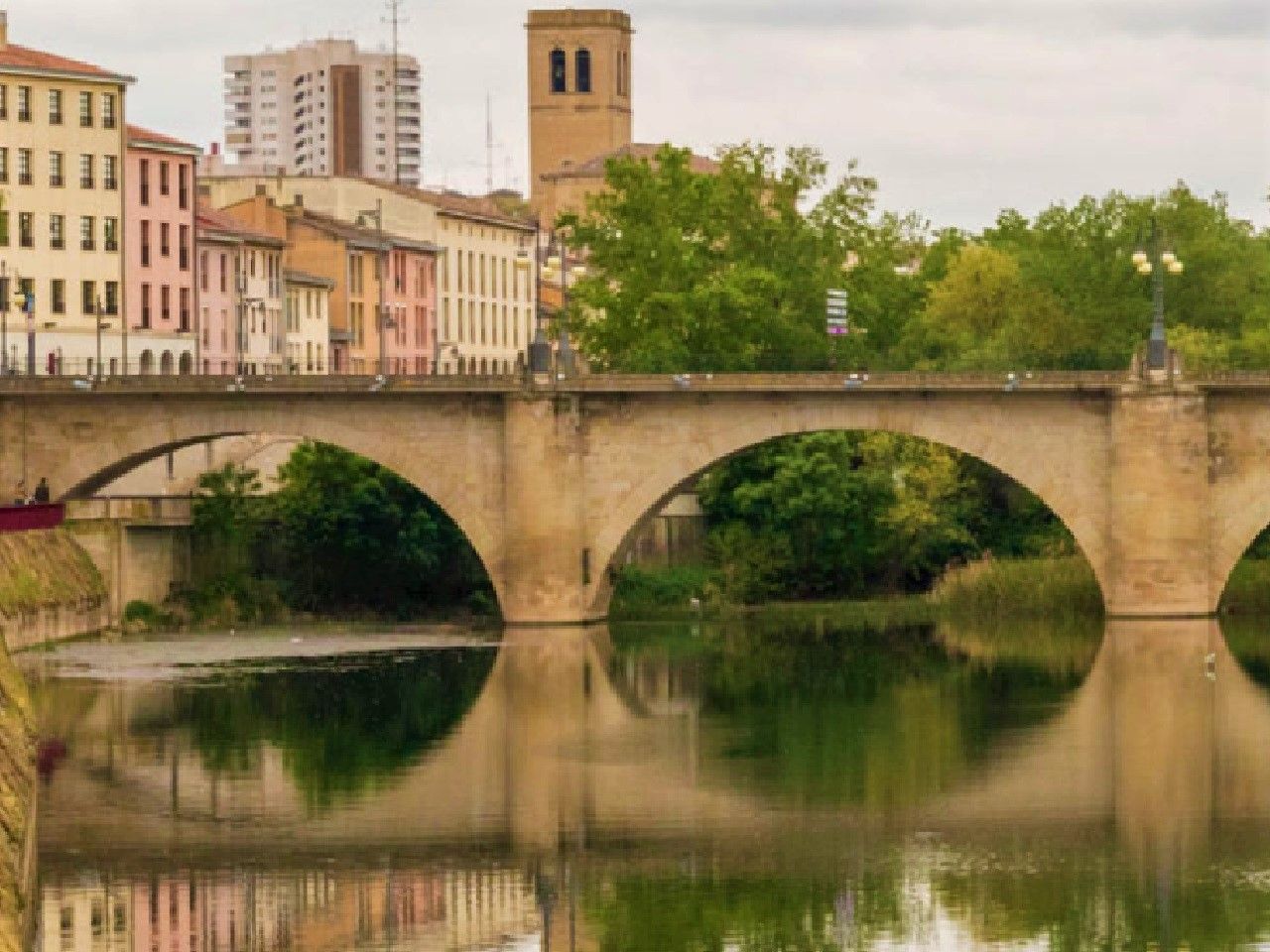 Puente de Piedra con vistas hacia la Iglesia de Santiago, Logroño / Foto: Wikimedia