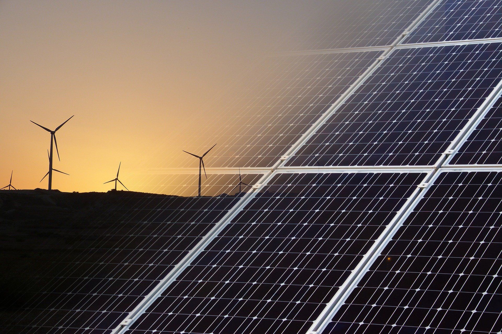 La utilización de energía eólica y solar suelen ser unos de principales proyectos de energías renovables / Imagen:  Pixabay