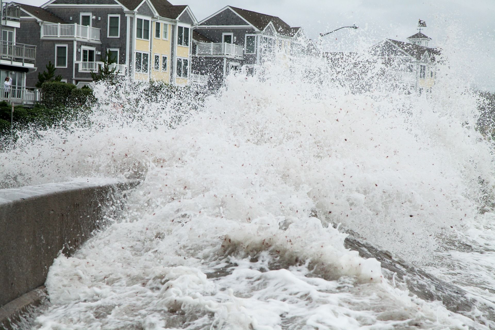 Un fuerte oleaje choca contra un paseo marítimo, imagen cada vez más recurente con el cambio climático / Foto: EP