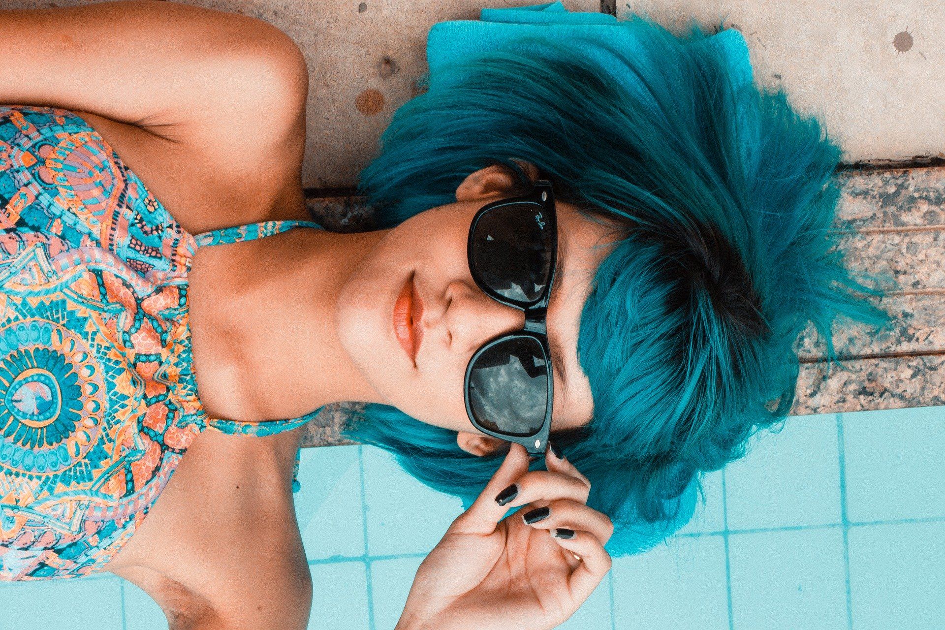 Una joven con gafas de sol / Foto: Daniel Sampaio Donate - Pixabay