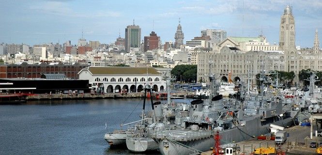Vista panorámica de la capital, Montevideo, desde el puerto / Foto: SkyF