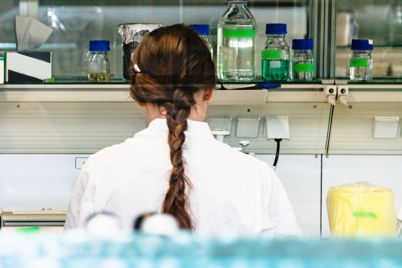 En la pandemia, las mujeres están haciendo menos investigación en todos los ámbitos / Foto: Sinc