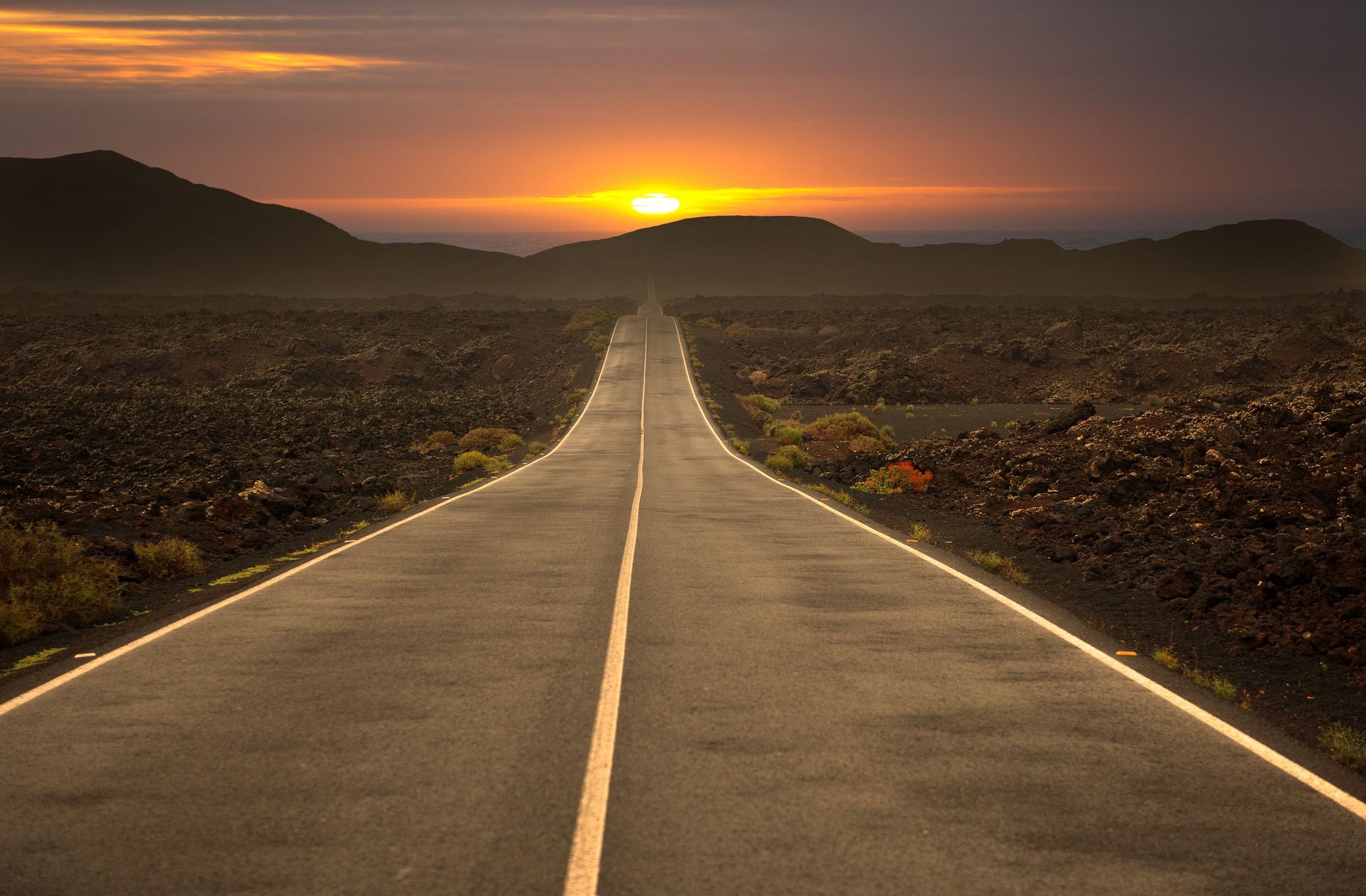 Tramo de carretera de asfalto en una zona desértica / Foto: Jodeng - Pixabay