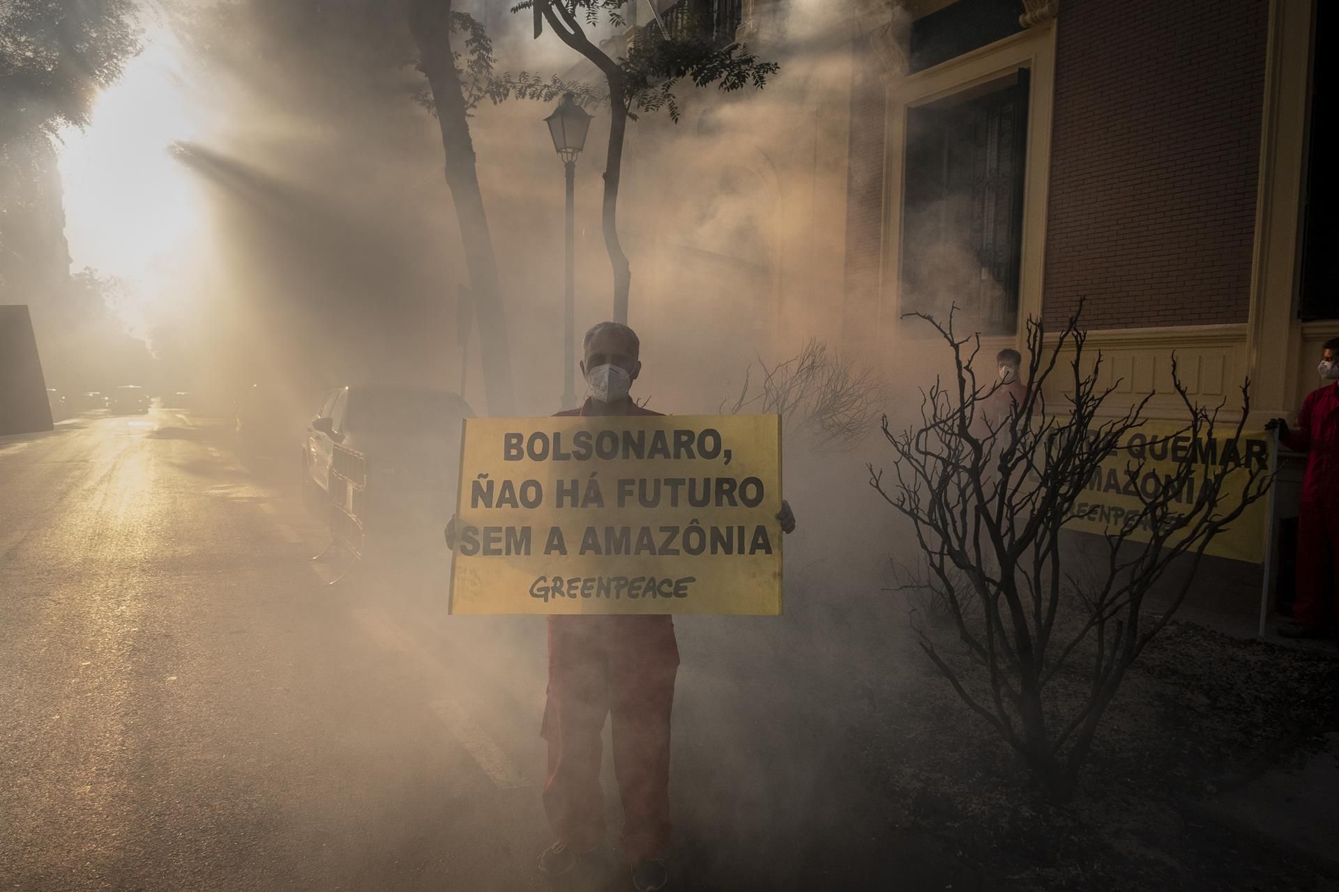 Imagen de la simulacón un incendio ante la Embajada de Brasil para pedir mayor protección del Amazonas / Foto: EP