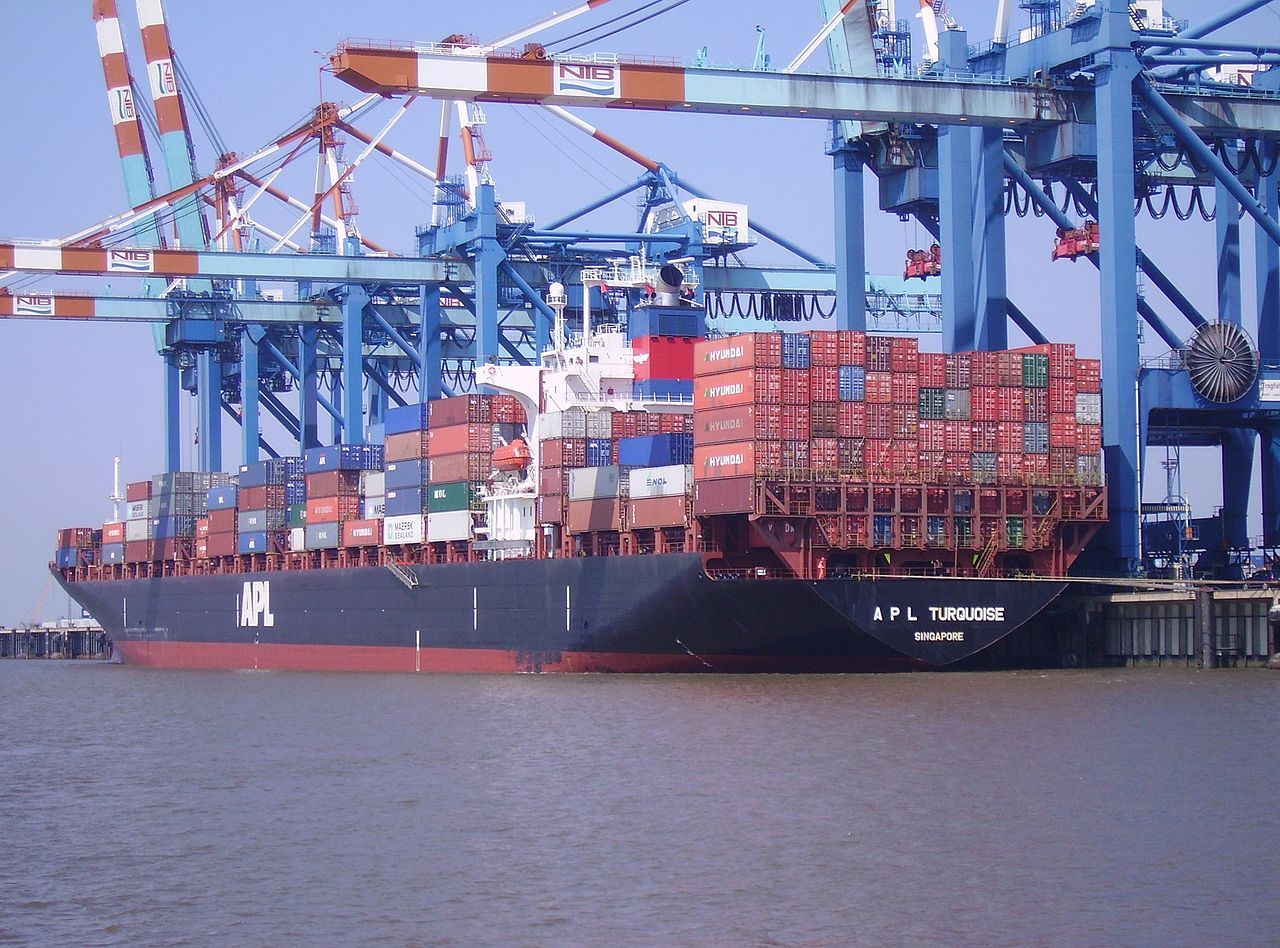 Un buque mercante carga con contenedores, actividad que también es responsable de las emisiones de CO2 / Foto: Wikimedia