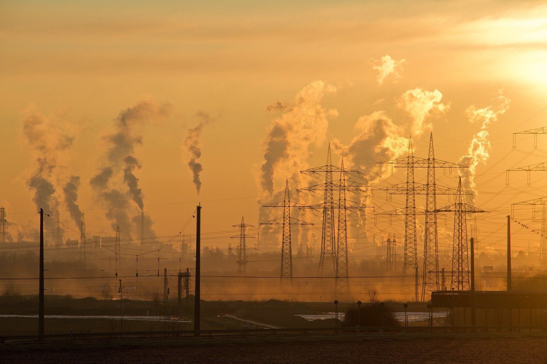 Una multitud de chimeneas propagan emisiones de CO2 a la atmósfera / Foto: Ralf Vetterle - Pixabay