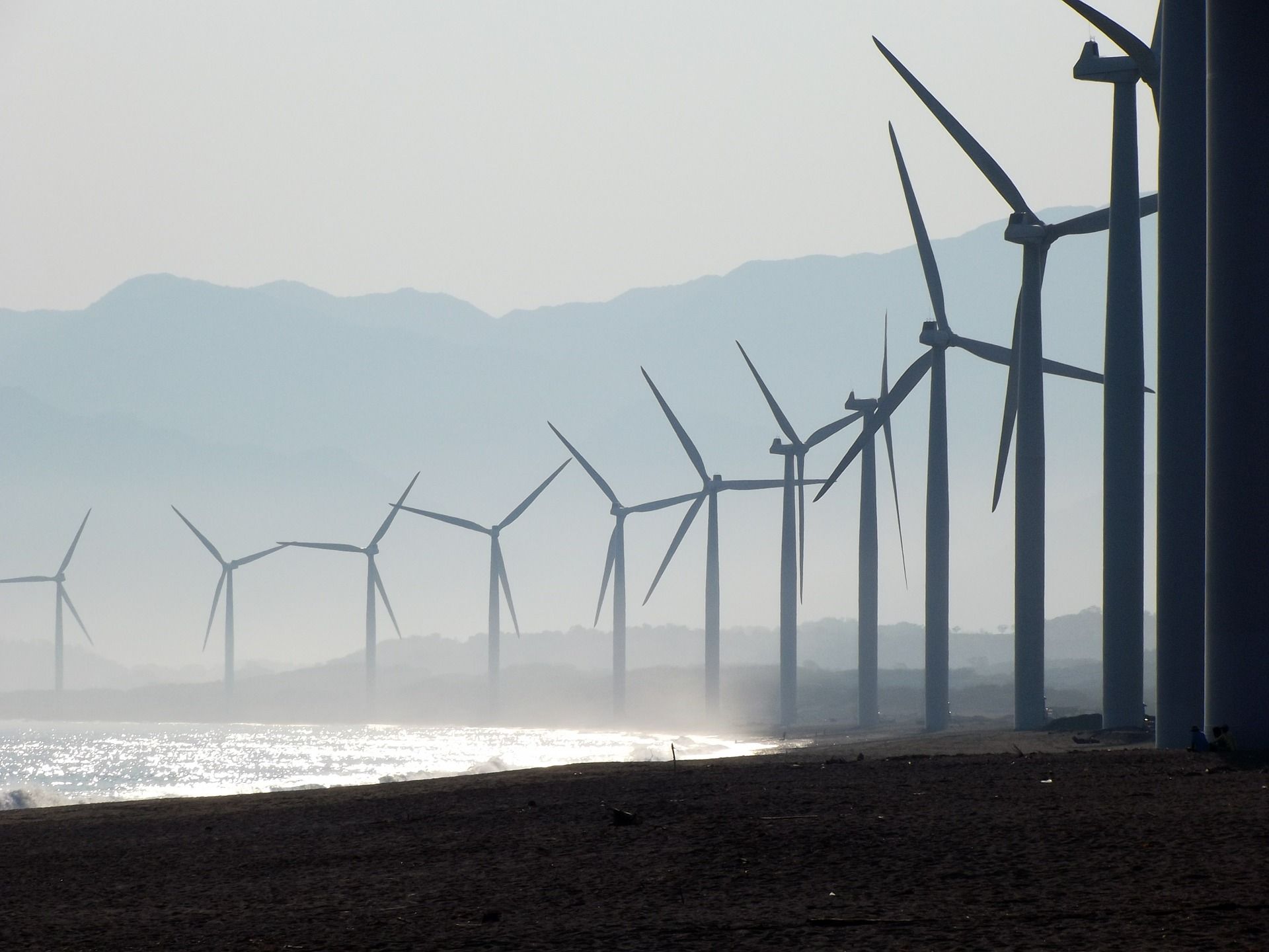 Batería de molinos de viento que proporcionan energías renovables fundamentales en la lucha contra el cambio climático /  Foto: José Roberto Jr. - Pixabay 