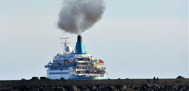 Un crucero emite contaminantes a la atmósfera / Foto:Jürgen Sieber - Pixabay 