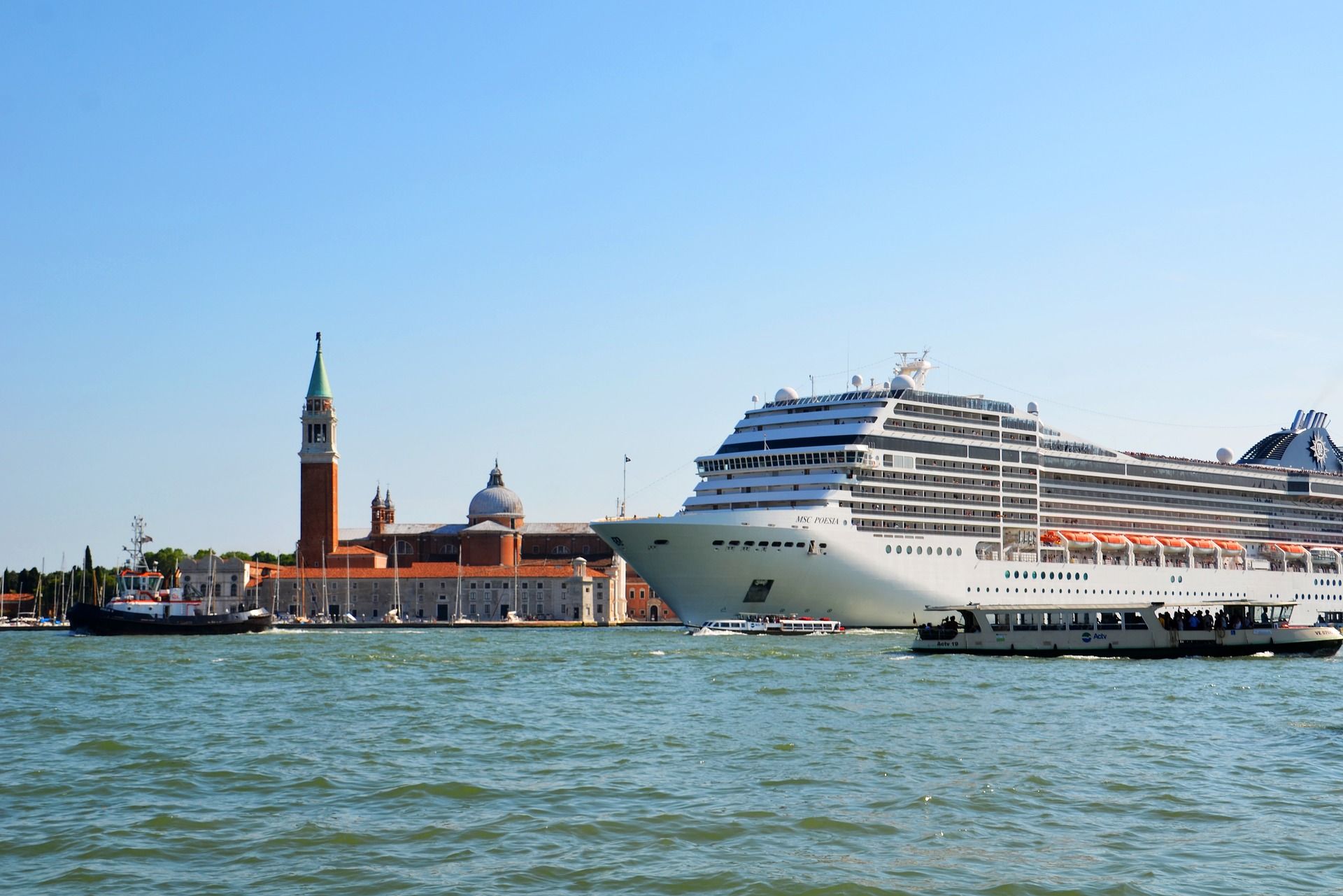 Uno de los muchos cruceros que tienen como destino la ciudad de Venecia, Italia / Foto: Sarah Lötscher - Pixabay 