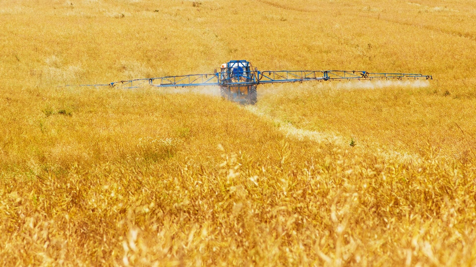 Un vehículo motorizado aplica pesticida a un campo de cultivo / Foto: Dicyt