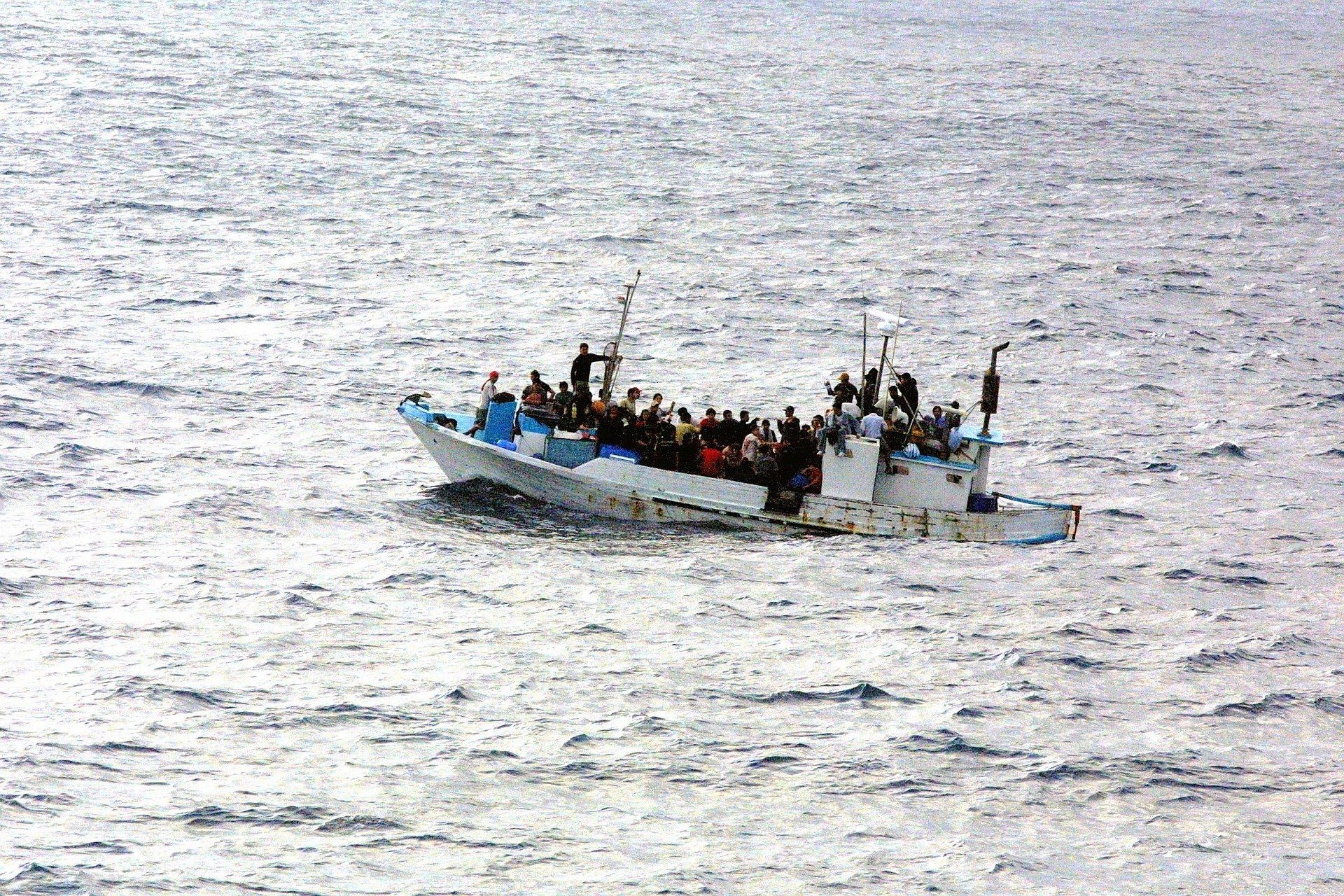 Una embarcación en el mar con refugiados a bordo con el propósito de migrar / Foto: Gerd Altmann - Pixabay