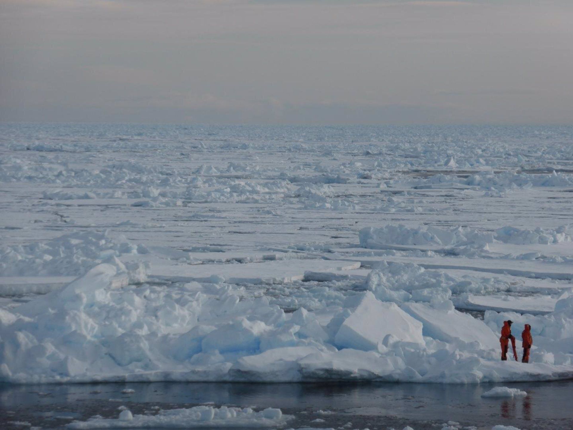 Dos científicas investigan el hielo marino en el Ártico / Foto: EP