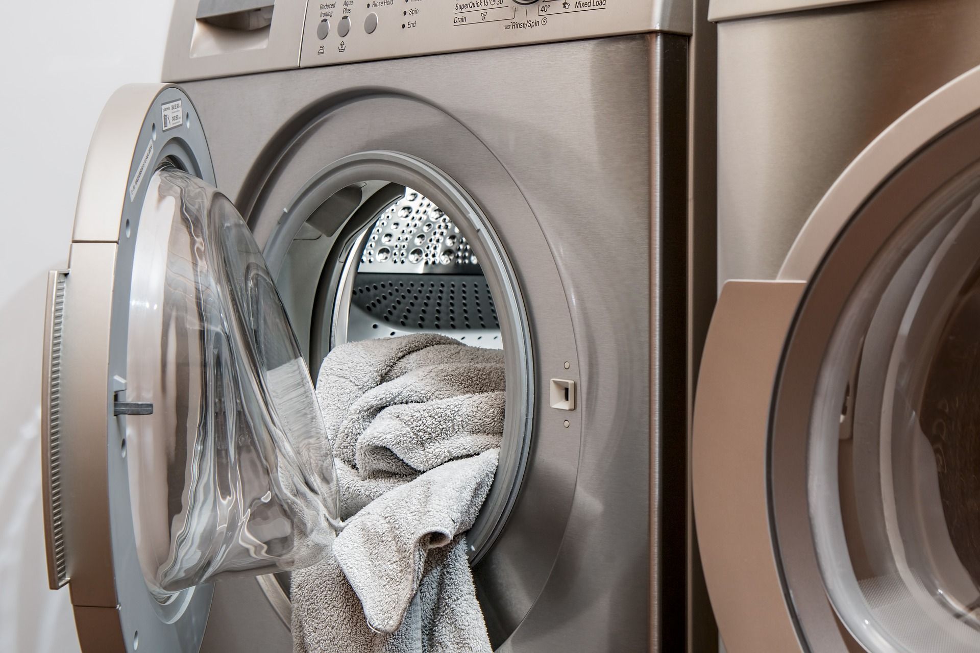 Lavadora que durante el lavado de la ropa contribuye a la contaminación plástica / Foto: Steve Buissinne - Pixabay