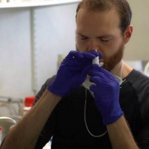 Alex Hoekstra en su foto de Twitter. Es cofundador de RadVac y uno de los científicos que están experimentando con sus propios cuerpos / Foto: SINC Alex Hoekstra en su foto de Twitter. Es cofundador de RadVac y uno de los científicos que están experimentando con sus propios cuerpos / Foto: SINC