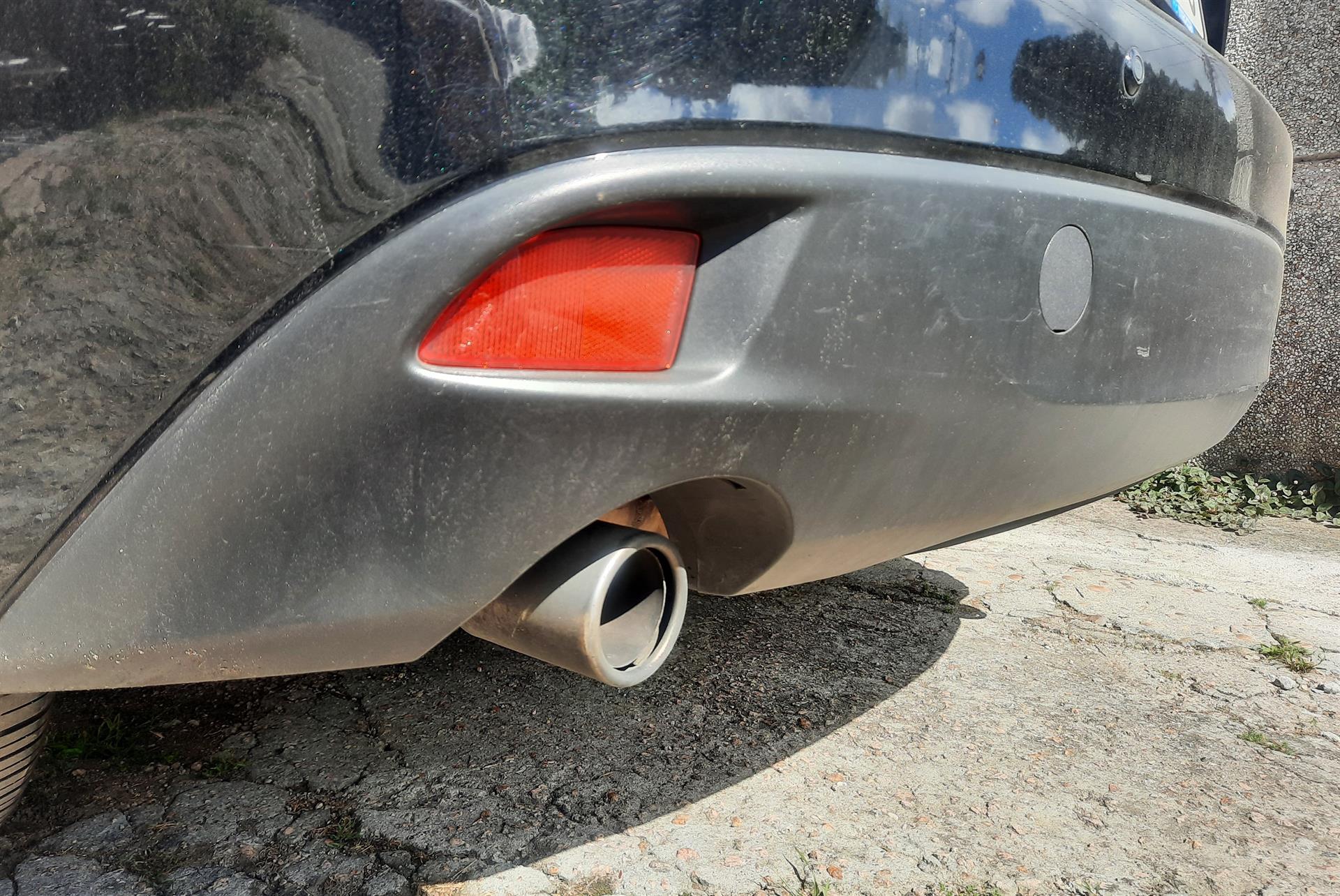 Tubo de escape de un coche por donde emanan emisiones / Foto: EP