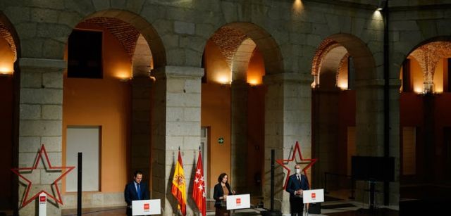 La presidenta madrileña, Isabel Díaz Ayuso, (en el centro) con el vicepresidente regional, Ignacio Aguado, (izquierda) y el consejero de Sanidad, Enrique Ruiz Escudero, el 18 de septiembre en la sede del Gobierno regional / Foto: THE CONVERSATION