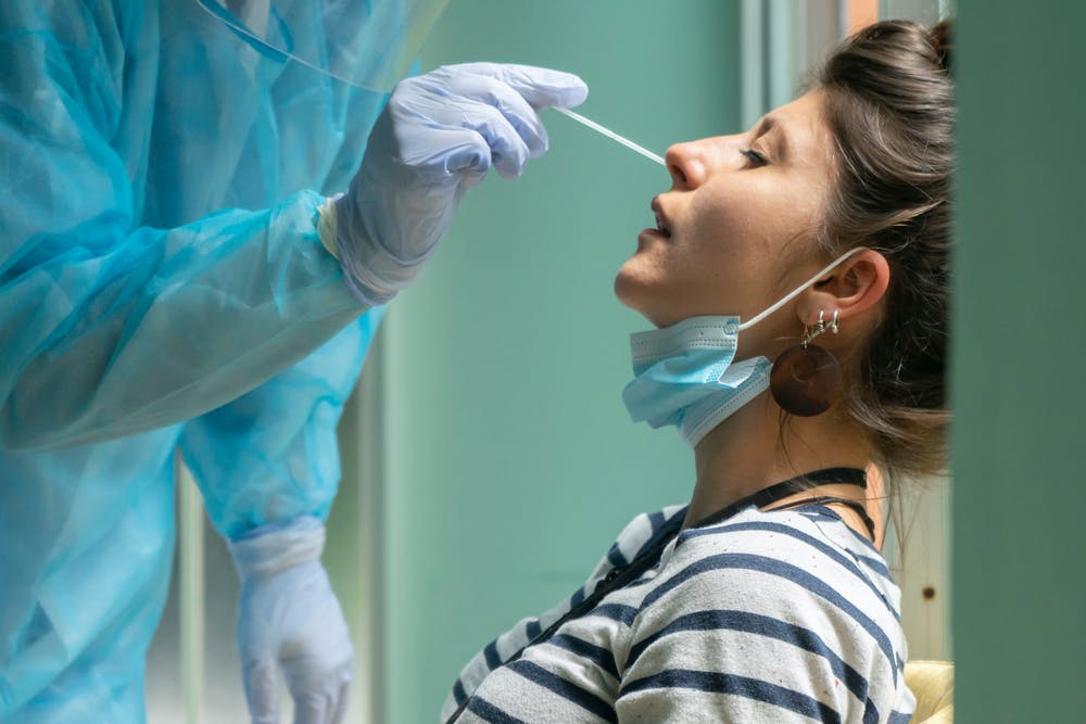 En el caso de los test de antígeno se recoge exudado nasofaríngeo de la paciente y el resultado está disponible en menos de 30 minutos / Foto: The Conversation
