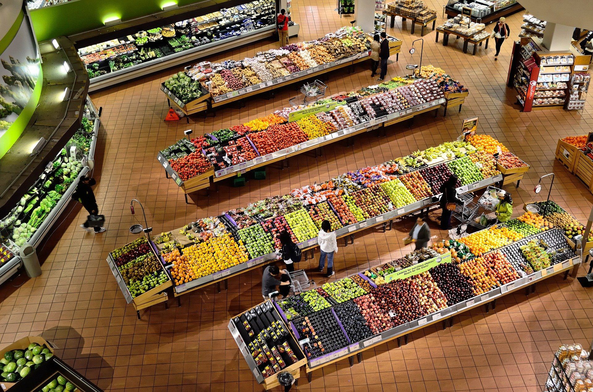 Vista de un puesto alimentario en un supermercado repleto de alimentos / Foto: Pixabay