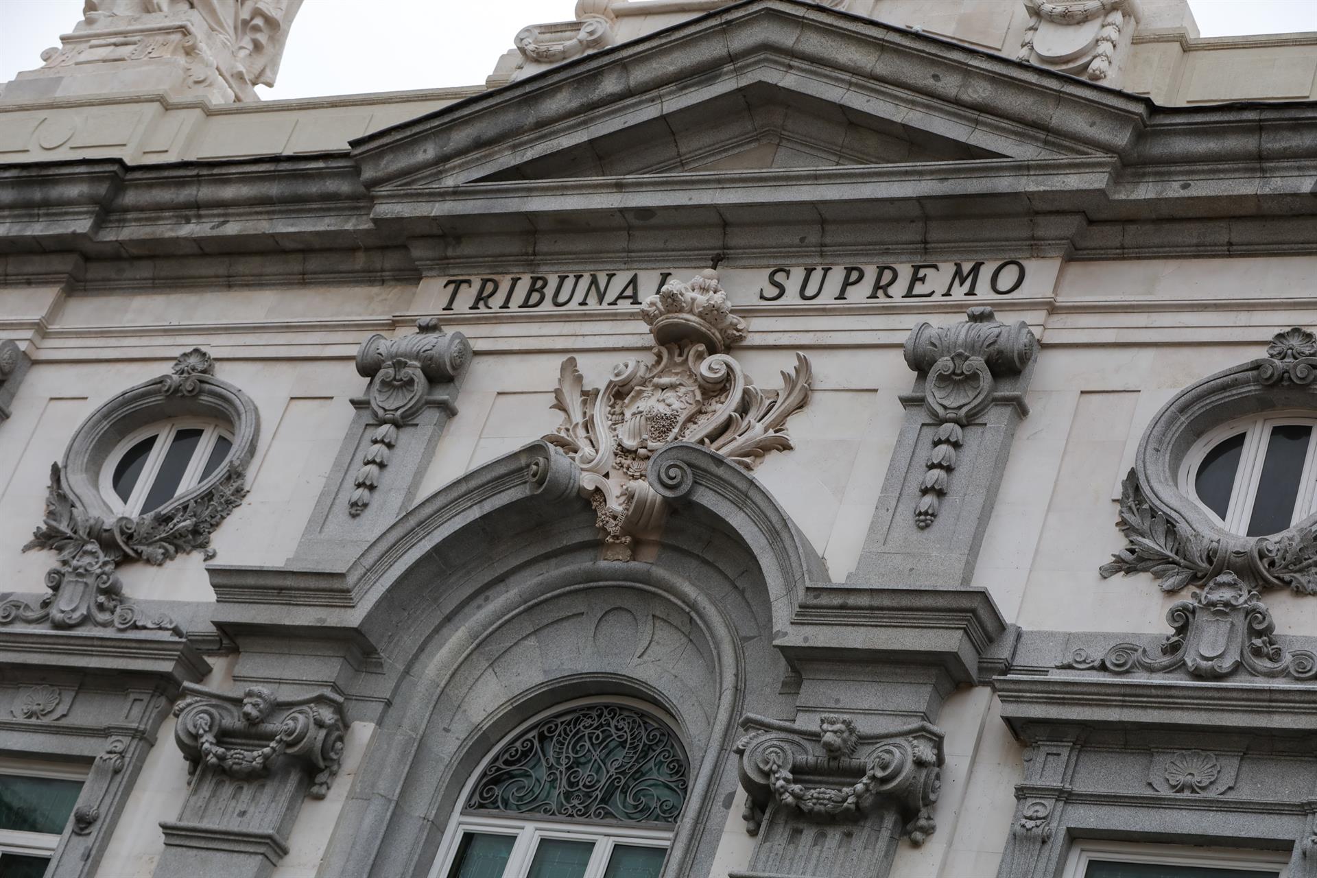 Escudo de España en la fachada del edificio del Tribunal Supremo, en Madrid a 29 de noviembre de 2019 / Foto: Jesús Hellín - EP