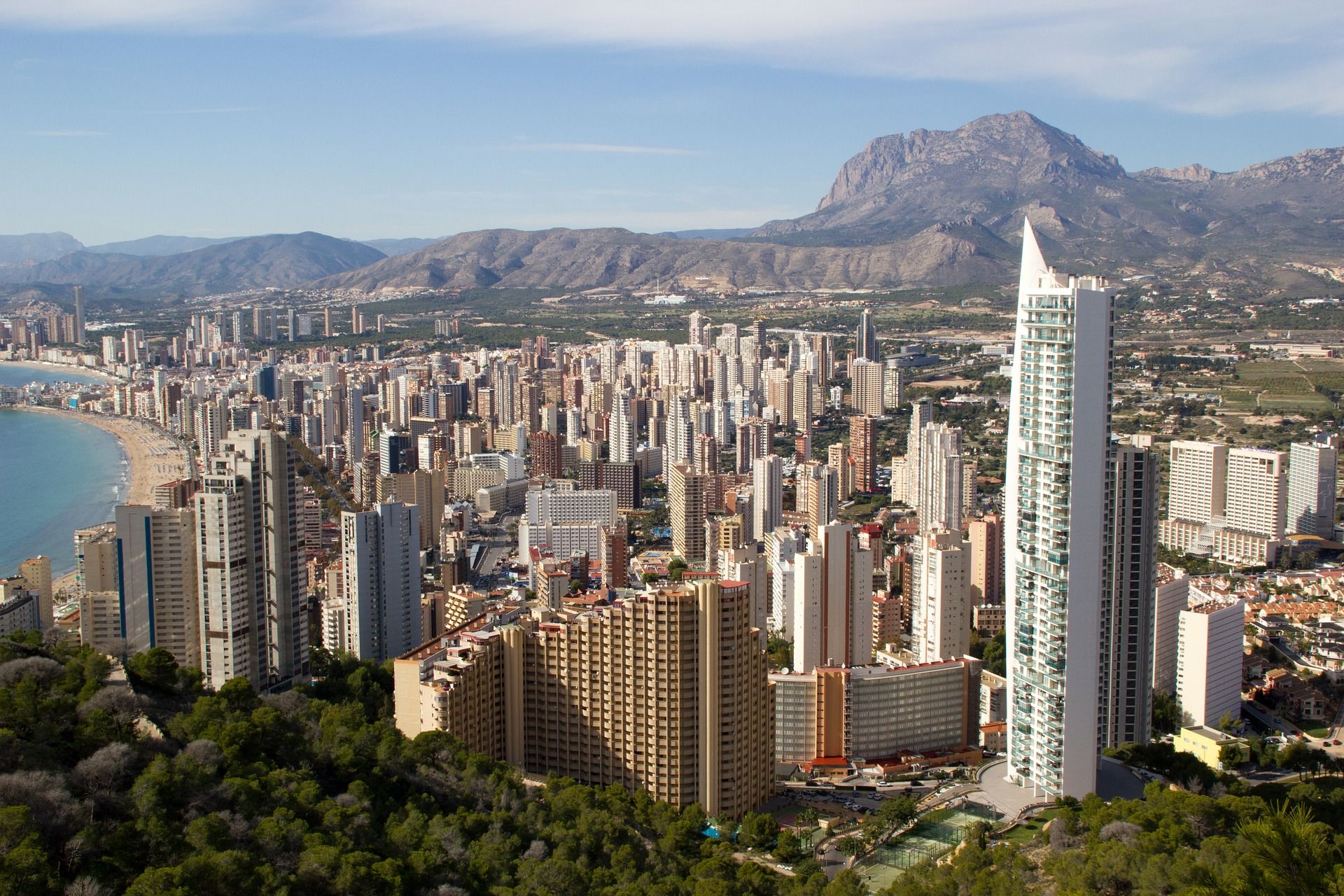 Benidorm. El desarrollo del complejo industrial turístico-residencial pone en riesgo el 40% de los municipios costeros españoles / Foto: Pixabay