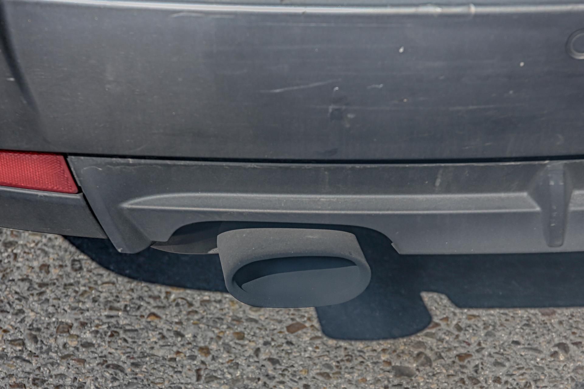 Emisiones contaminantes de un tubo de escape de un coche / Foto: EP