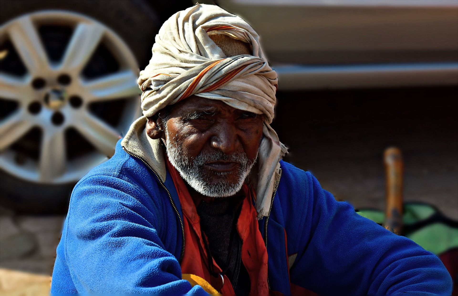 Una persona de avanzada edad de la India, de las más de 100 millones de personas que no tiene una vivienda  en todo el mundo / Foto: Sandeep Handa - Pixabay