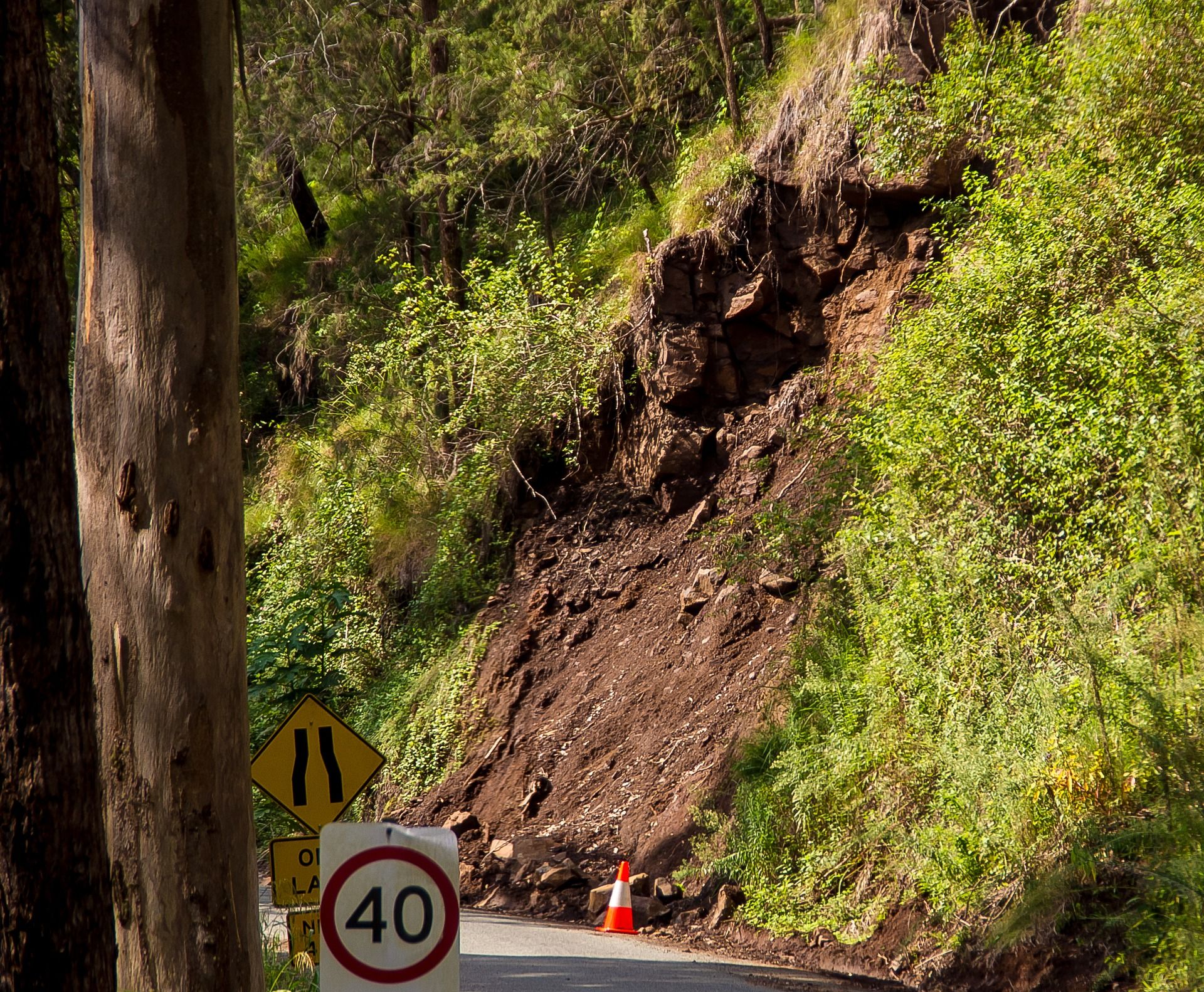 Tramo de carretera afectado por un deslizamiento de tierra / Foto: Pixabay