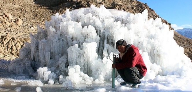 El primer prototipo de 'stupa' conservó líquido congelado hasta mediados de mayo / Foto: Icestupa.org