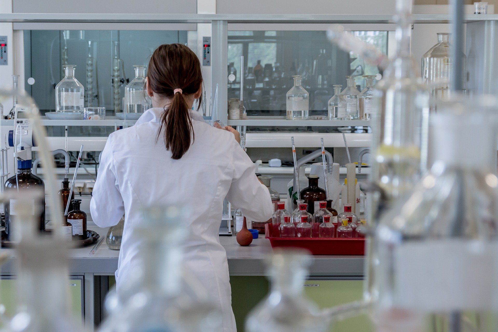 Investigadora lleva a cabo trabajos en un laboratorio / Foto: Pixabay