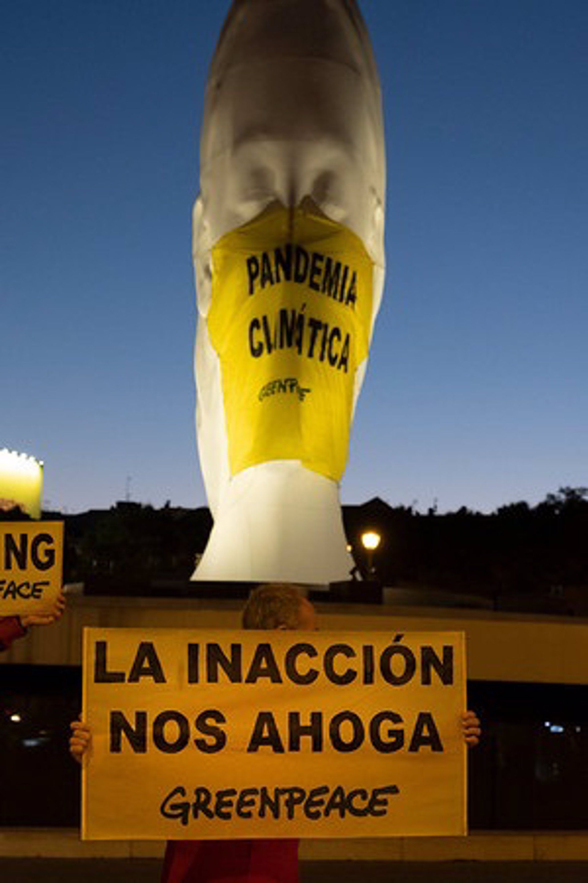 Mascarilla gigante en una escultura de la plaza de Colón (Madrid) en la que se lee 'Pandemia Climática' / Foto: EP