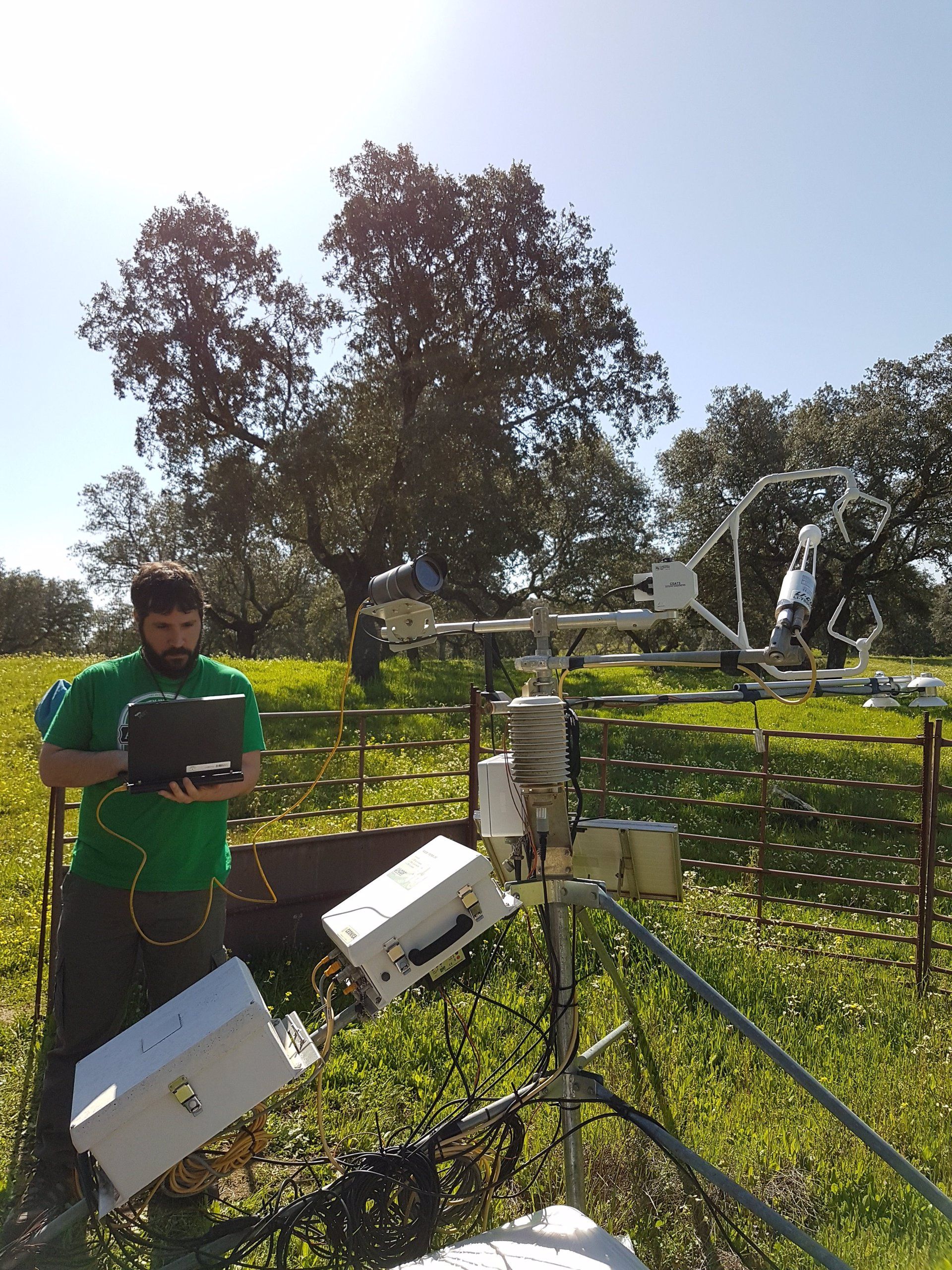 El investigador comprueba los datos de la medición del flujo de CO2 en el pastizal / Foto: EP