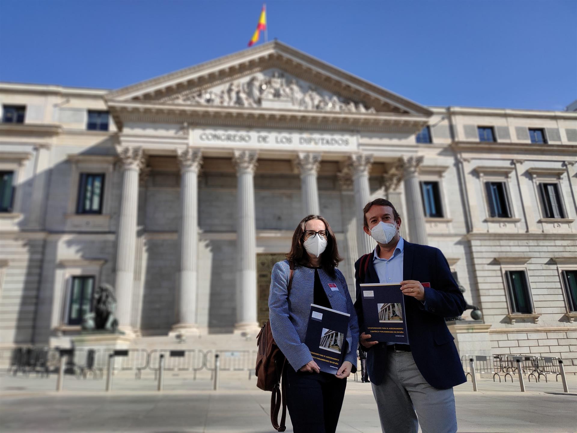 'Ciencia en el Parlamento' ha hecho entrega del informe 'Oportunidades para el asesoramiento científico parlamentario en España' / Foto: EP