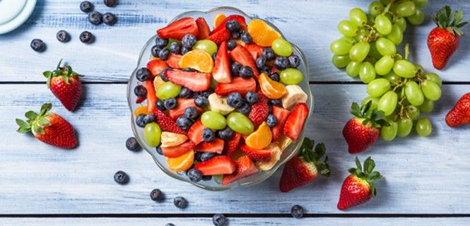 Las ensaladas de frutas y verduras son más demandadas durante la temporada estival / Foto: Shaiith