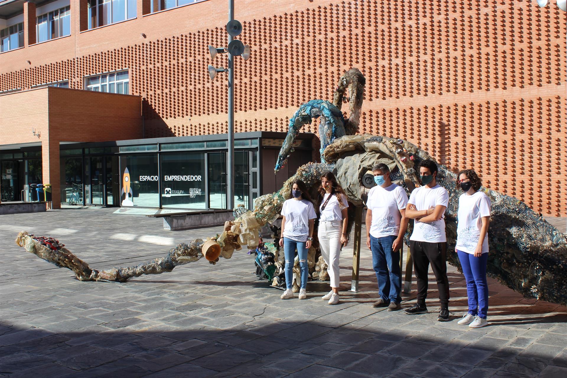 Escultura de un calamar gigante, en el campus de Gandia de la UPV, hecha de residuos recogidos del mar / Foto: EP