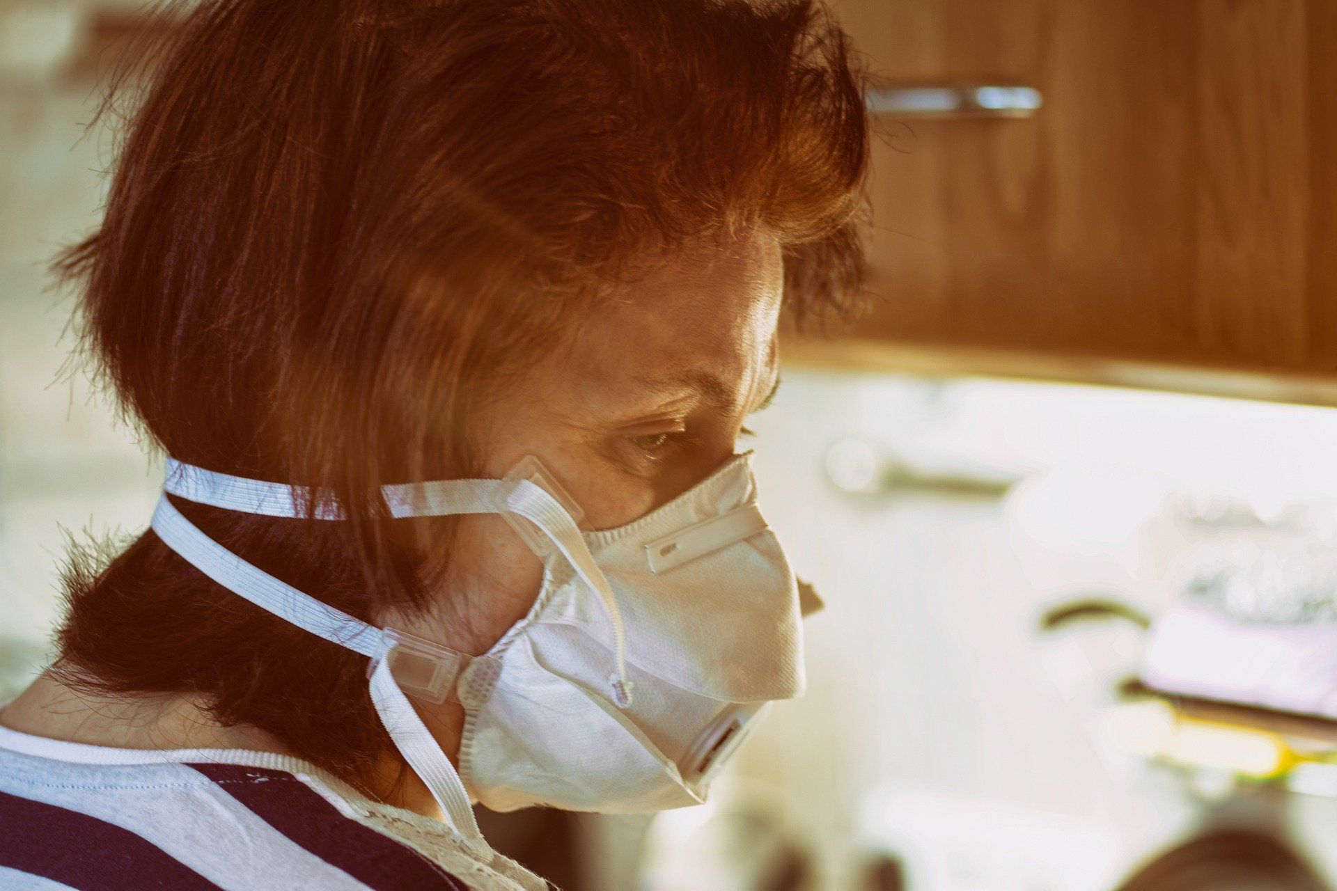 Una mujer con mascarilla ante el riesgo de pandemia / Foto: Willfried Wende - Pixabay 