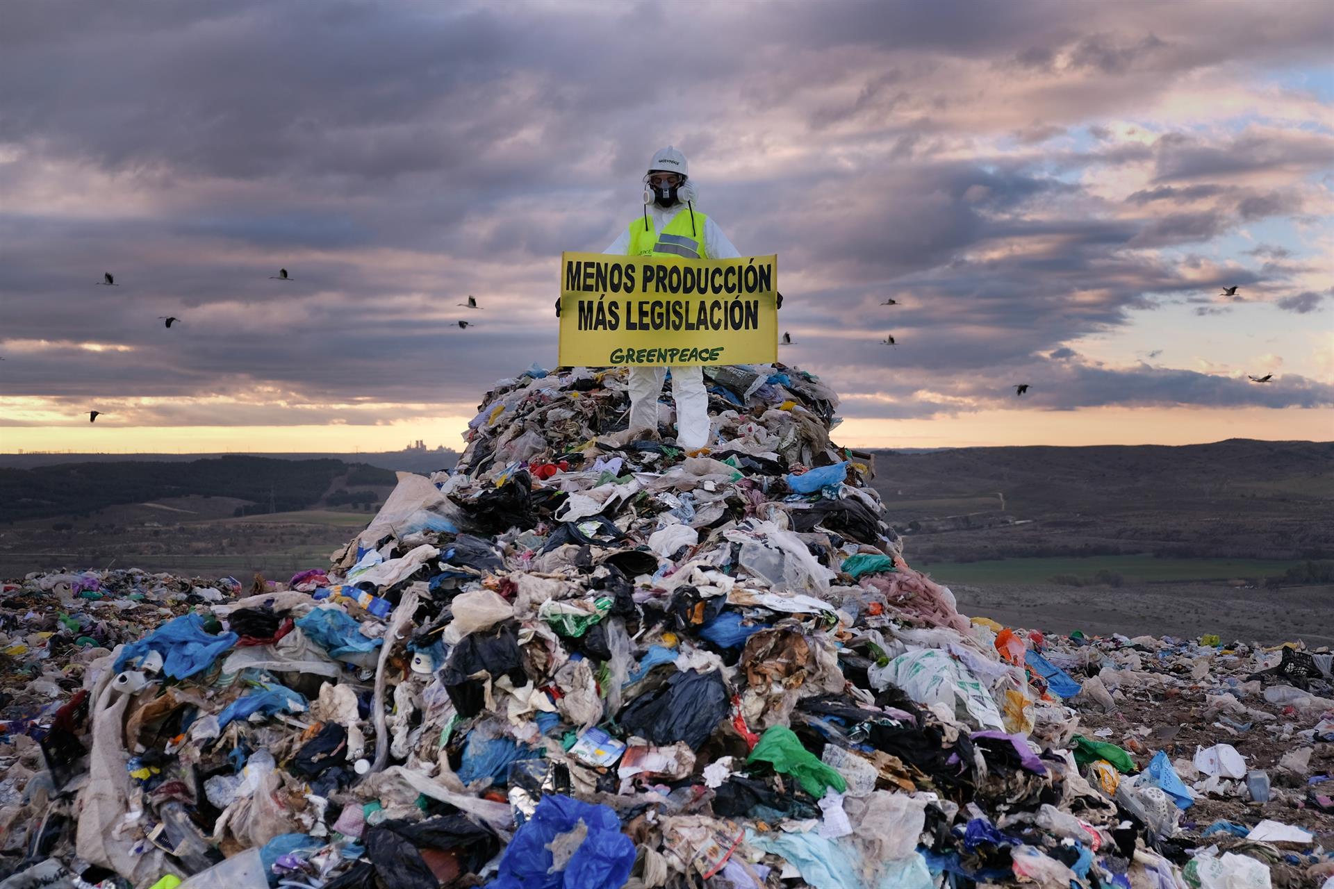 Activistas de Greenpeace sobre residuos bloquean el acceso de camiones al vertedero de Valdemingómez  / Foto: EP