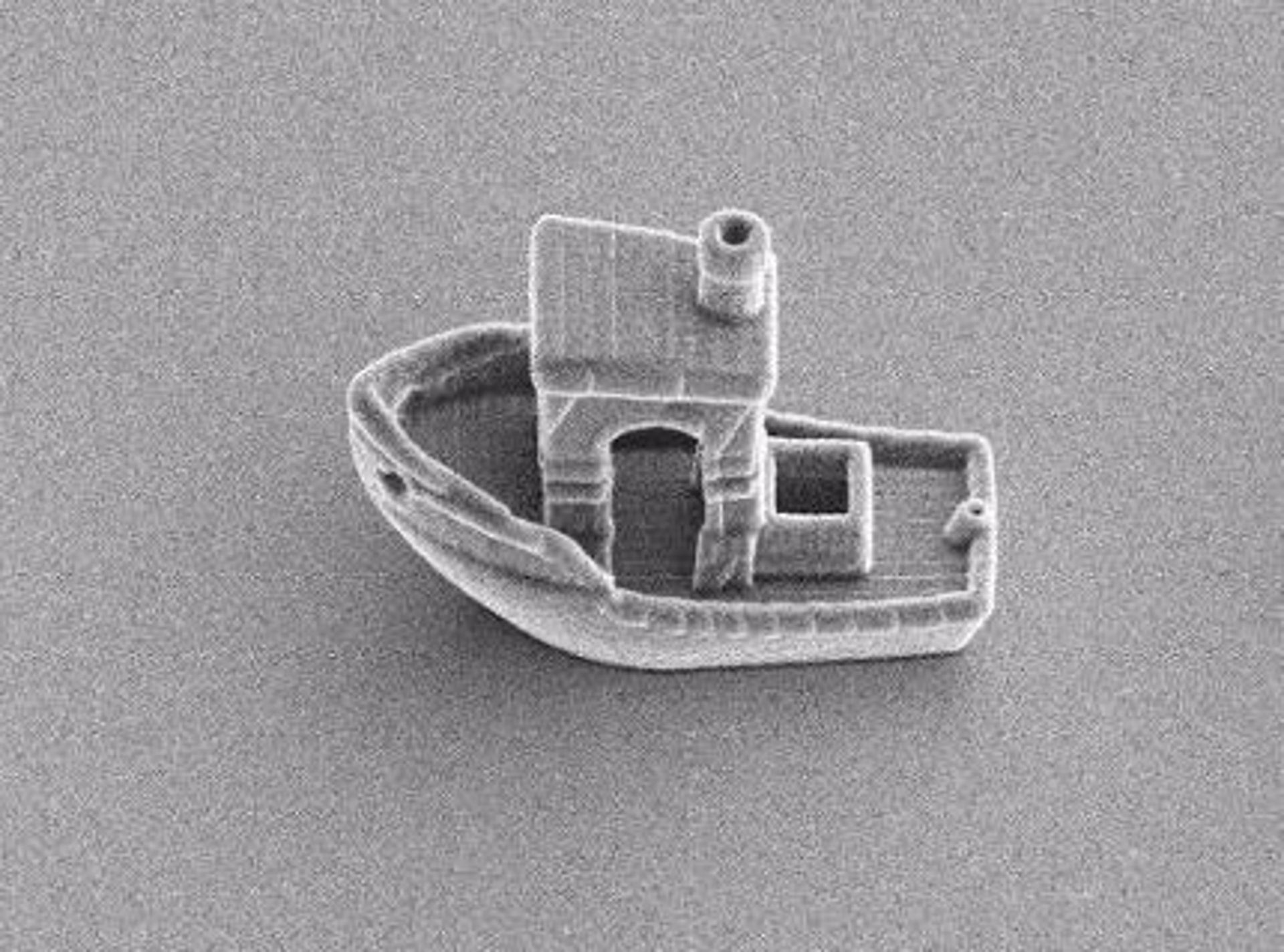 Imagen microscópica del barco más pequeño del mundo, un tercio del grosor de un cabello / Foto: EP