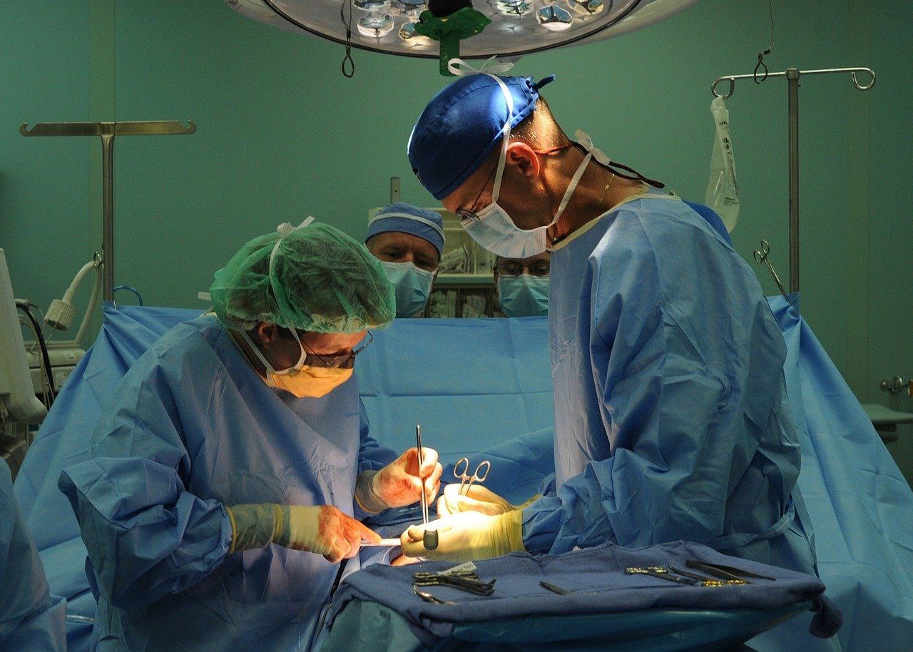 Dos profesionales médicos llevan a cabo una intervención quirúrgica / Foto: Pixabay