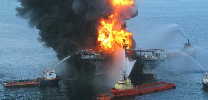 La instalación perforadora del golfo de México en llamas en abril de 2010  / Foto: Wikipedia - US Coast Guard
