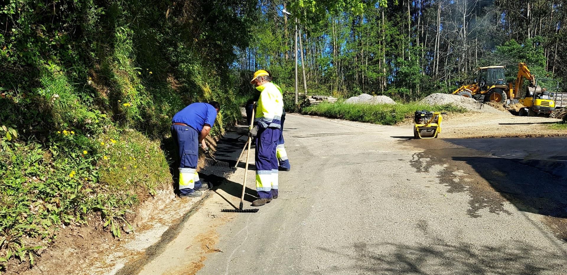 Unas obras en el asfaltado para detectar lindano / Foto: EP