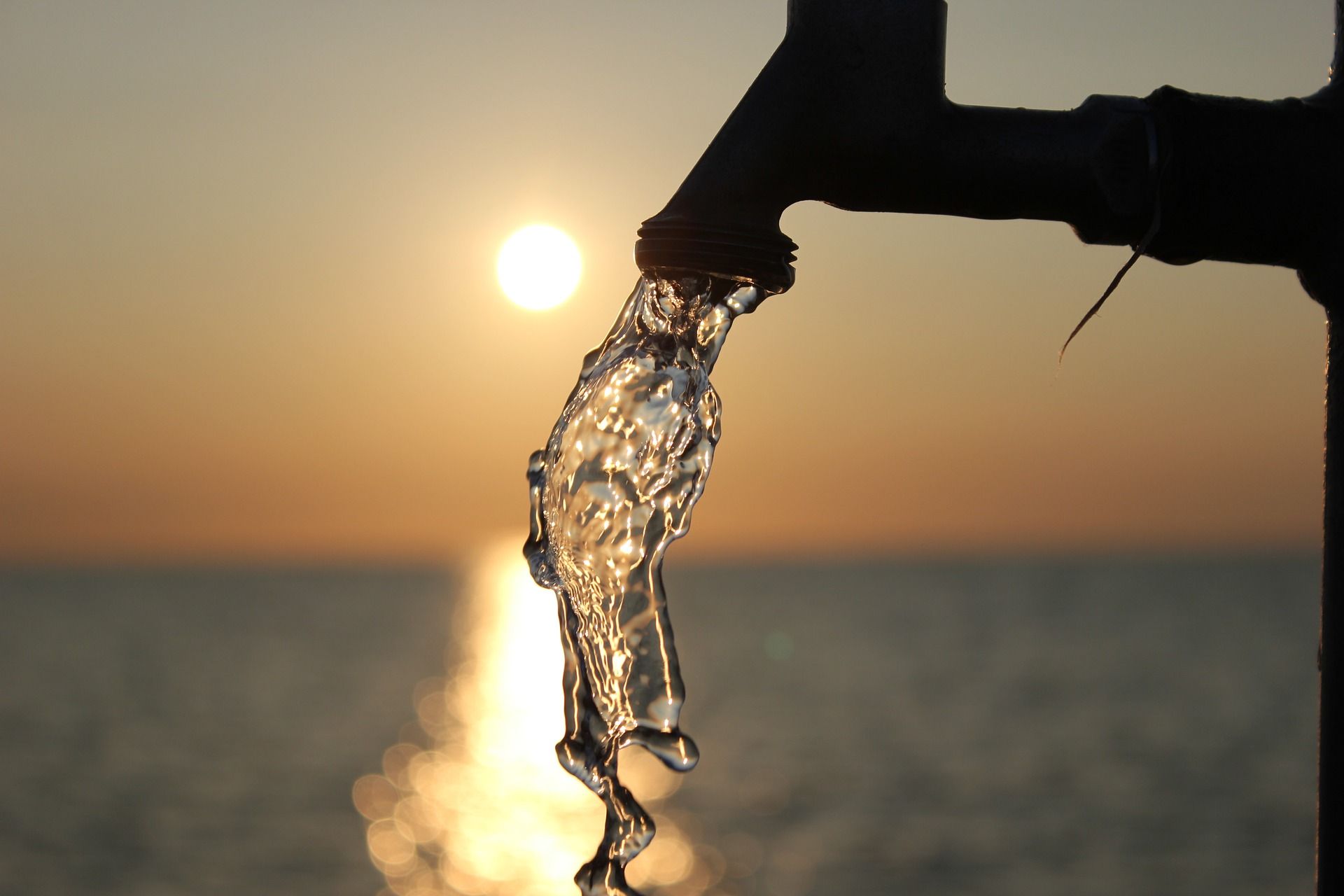 Emanación de agua de un grifo ante una puesta de sol / Foto: Ray Mark – Pixabay
