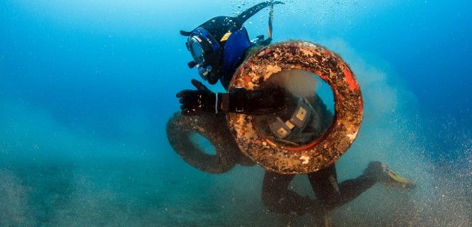 Un buzo recoge las ruedas. El naufragio de los neumáticos / Foto: Gregory Lecoeur - Agence des aires marines protégées