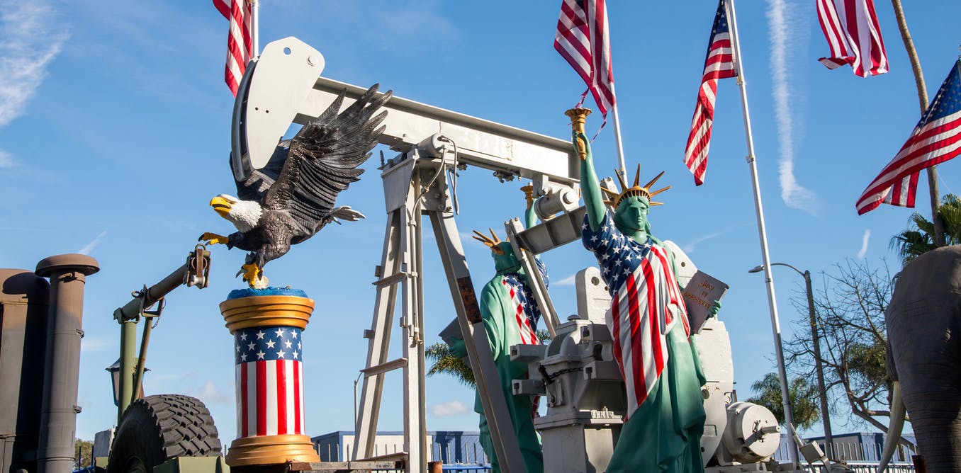 En 2017, trabajadores de plantas petrolíferas celebraron la primera victoria de Donald Trumps decorando las bombas de petróleo con banderas y estatuas de la Libertad. Energía / Foto: The Conversation