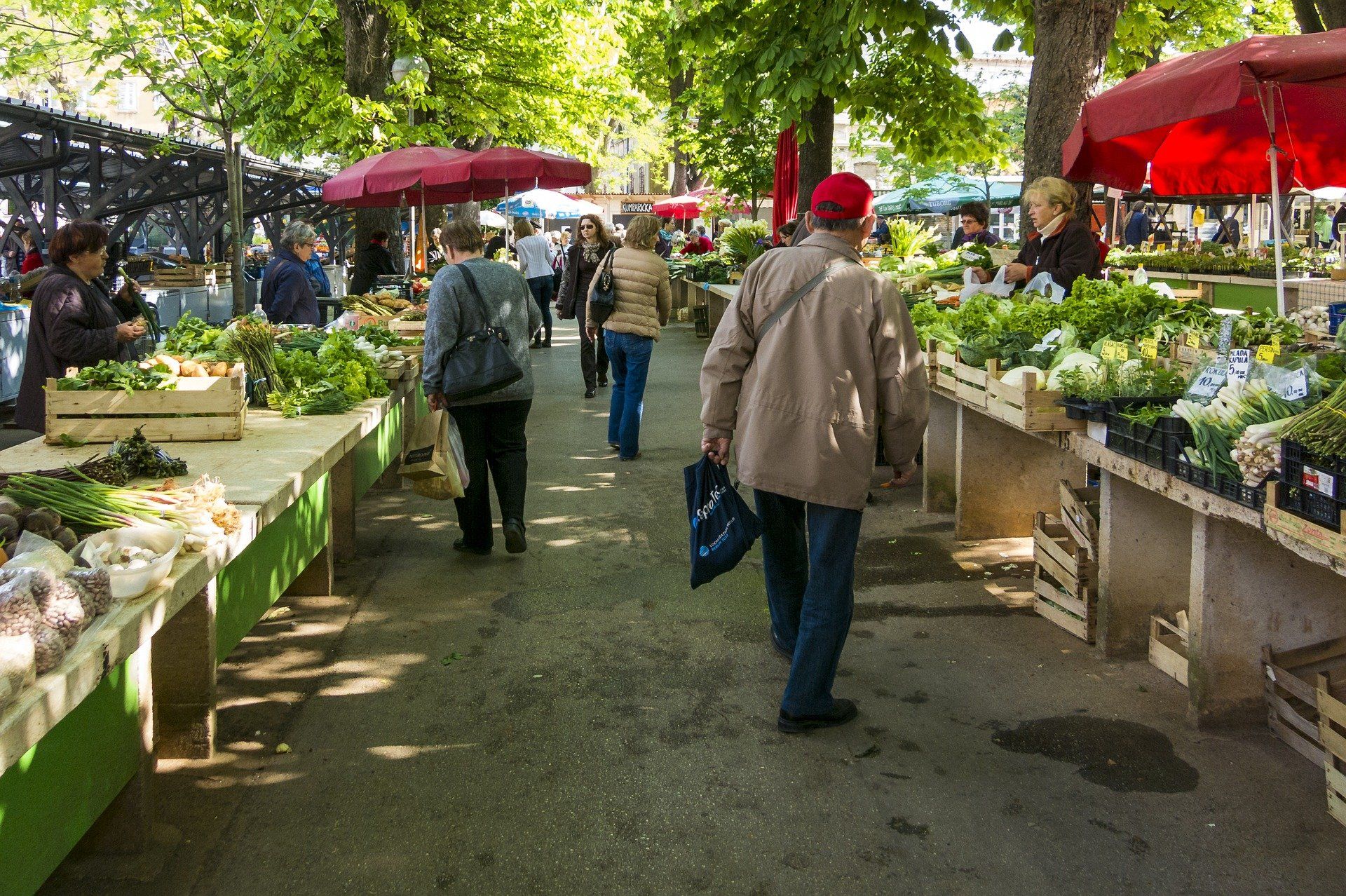 Mercado semanal donde se pueden adquirir alimentos / Foto: Martin Winkler - Pixabay