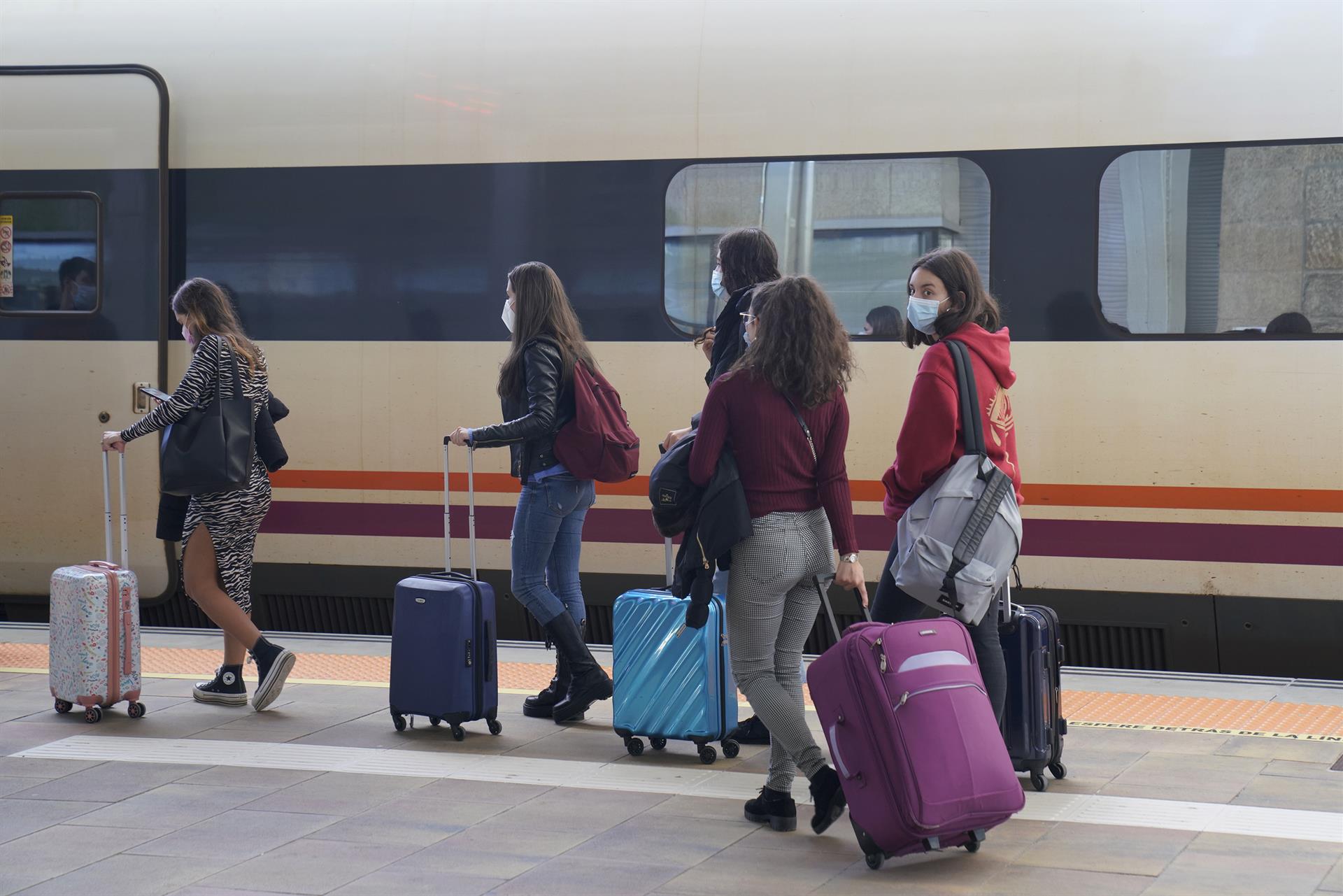 Un grupo de jóvenes a punto de coger un tren / Foto: EP