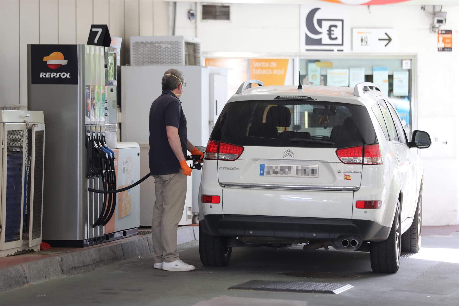 Un hombre echa gasolina a su coche, que se ve afectada por los impuestos ambientales / Foto: EP