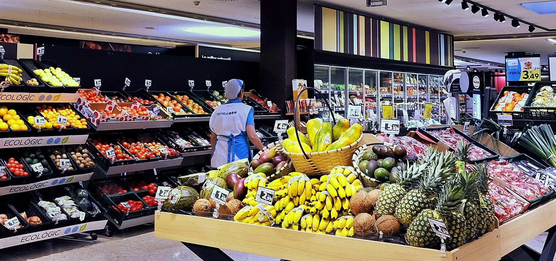 Frutas y verduras en estanterias. La CE considera que el consumidor debería tener toda la información medioambiental de los productos / Foto: EP