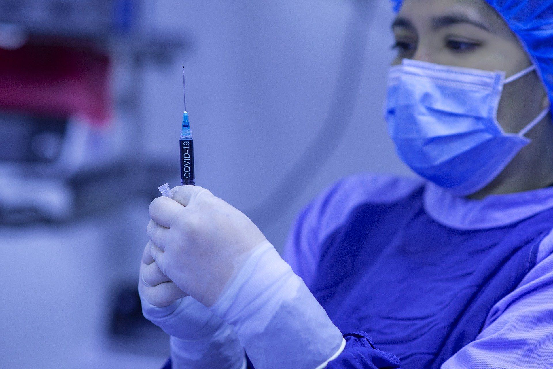 Una enfermera subministraria una dosis de lo que seria la vacuna de la COVID-19. Vacunas / Foto: Fernando Zhiminaicela - Pixabay 