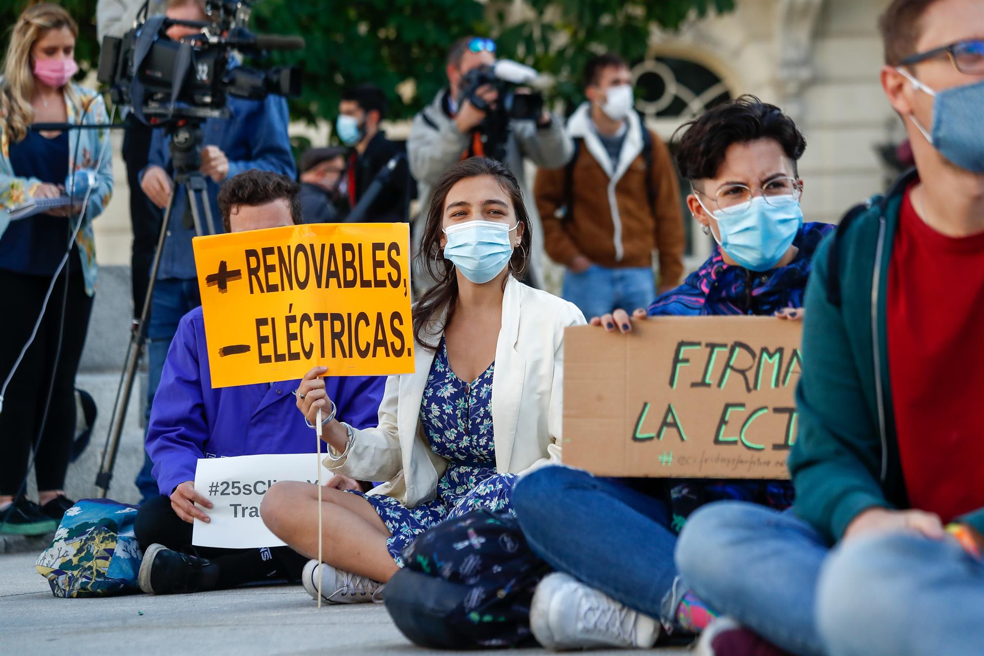 Un grupo de jóvenes participa en la sentada ante el Congreso de los Diputados convocada con motivo del Día Global de Acción por el Clima / Foto: EP