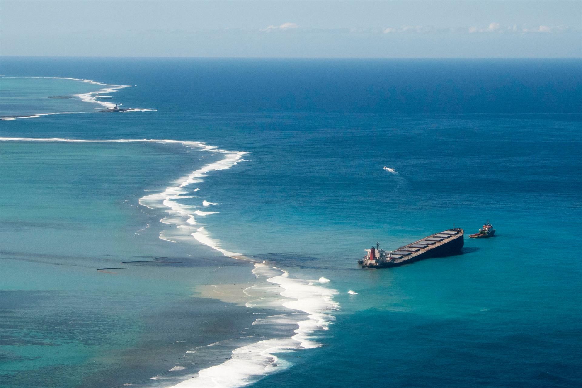 Vista general de la fuga de petróleo del MV Wakashio, un buque granelero que encalló recientemente frente a la costa sureste de Mauricio podría ser un ejemplo de ecocidio / Foto: EP